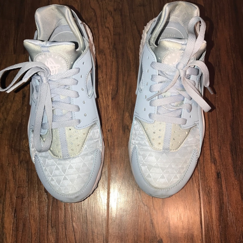 Women's Nike air huaraches in a baby blue color